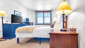 2 soverom, skrivebord, strykejern/-brett og wi-fi (inkludert)