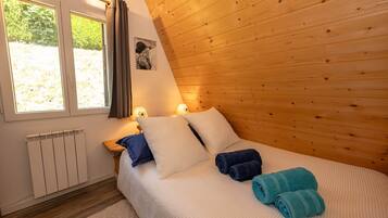 1 bedroom, travel cot, WiFi, bed sheets