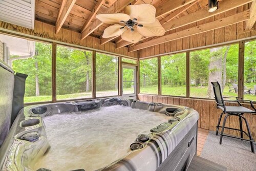 Driftwood Retreat | Lakefront Cottage + Screened Hot Tub + Kayaks