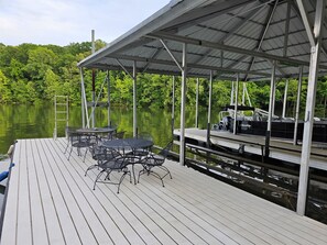Outdoor dining - Driftwood Retreat | Lakefront Cottage + Screened Hot Tub + Kayaks (Murray)