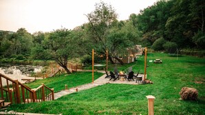 Outdoor dining - Discover The Hidden Pond (Fremont)