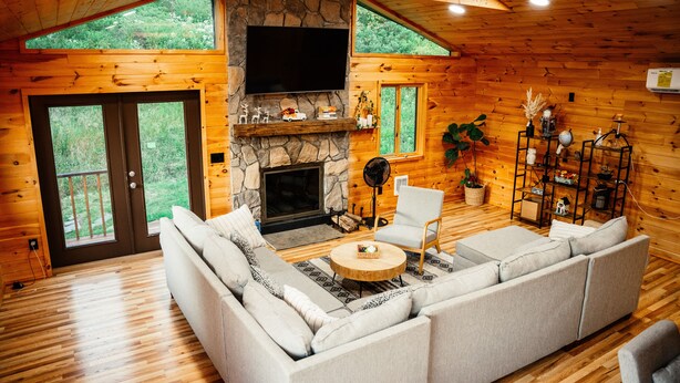TV, fireplace, table football, stereo - Discover The Hidden Pond (Fremont)