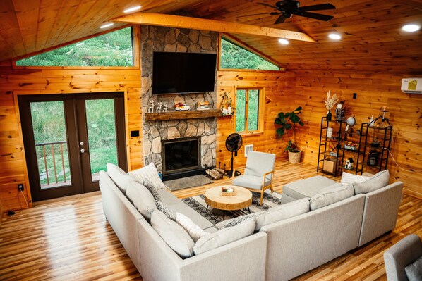 Tv, eldstad, bordsfotboll och en stereo