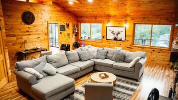 Televisie, een open haard, tafelvoetbal en een stereo