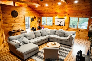 Tv, eldstad, bordsfotboll och en stereo