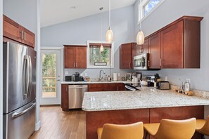 Kjøleskap, mikrobølgeovn, ovn og kokeplater