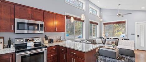 Køleskab, mikrobølgeovn, ovn, kogeplade