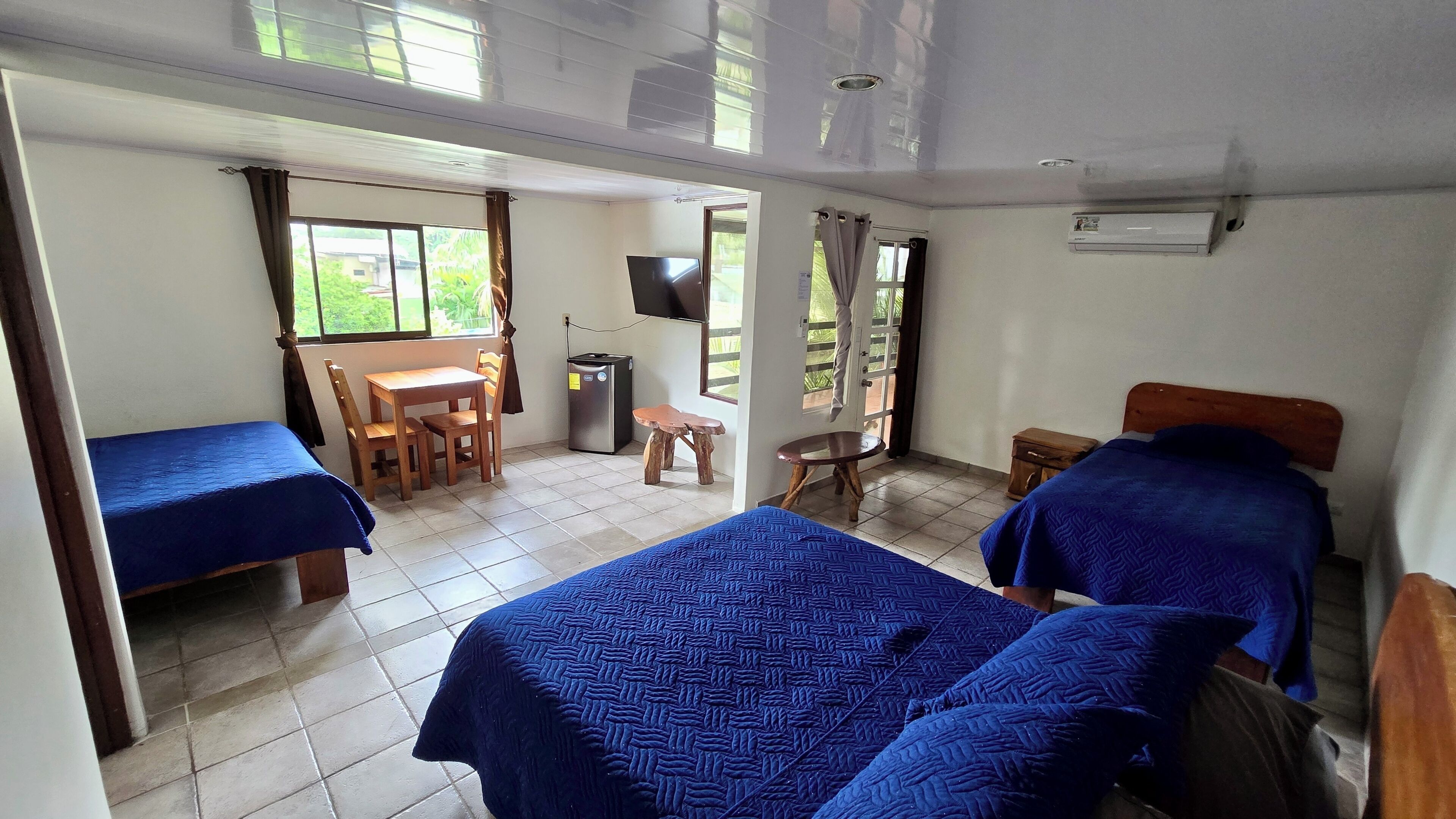 Kolmen hengen standard-huone, useita sänkyjä | Ilmainen Wi-Fi, vuodevaatteet