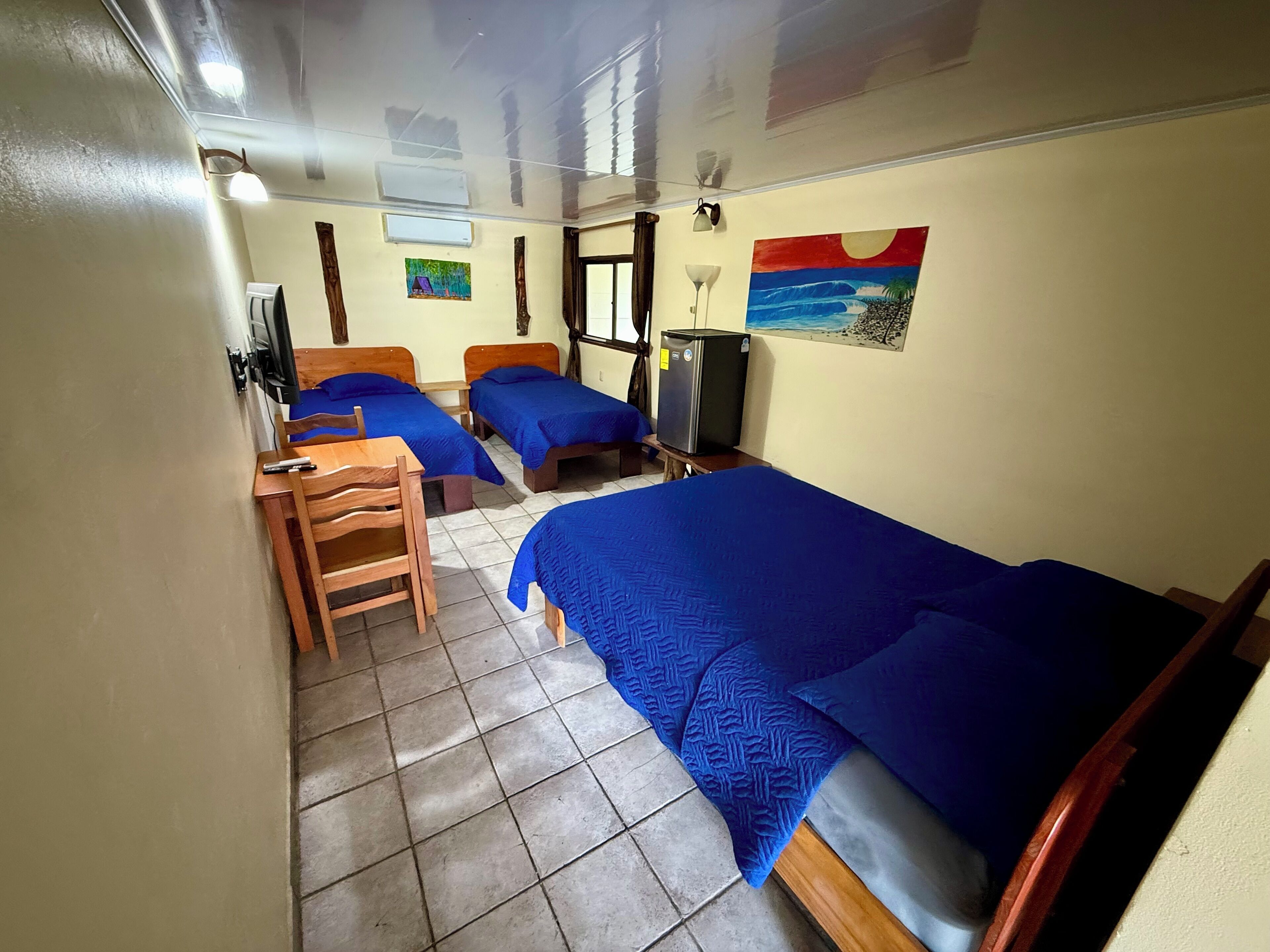 スタンダード ルーム ベッド (複数台) | WiFi (無料)、ベッドシーツ