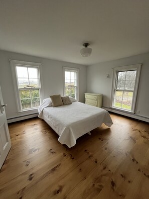 4 makuuhuonetta, työpöytä, silitysrauta/-lauta, ilmainen Wi-Fi