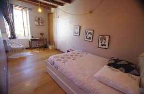3 habitaciones, tabla de planchar con plancha, wifi y ropa de cama 