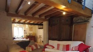 Una sala de estar acogedora con un conjunto de sofá, una mesa de centro y una chimenea.