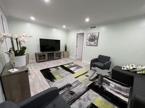 Smart-TV, Kamin, Bücher