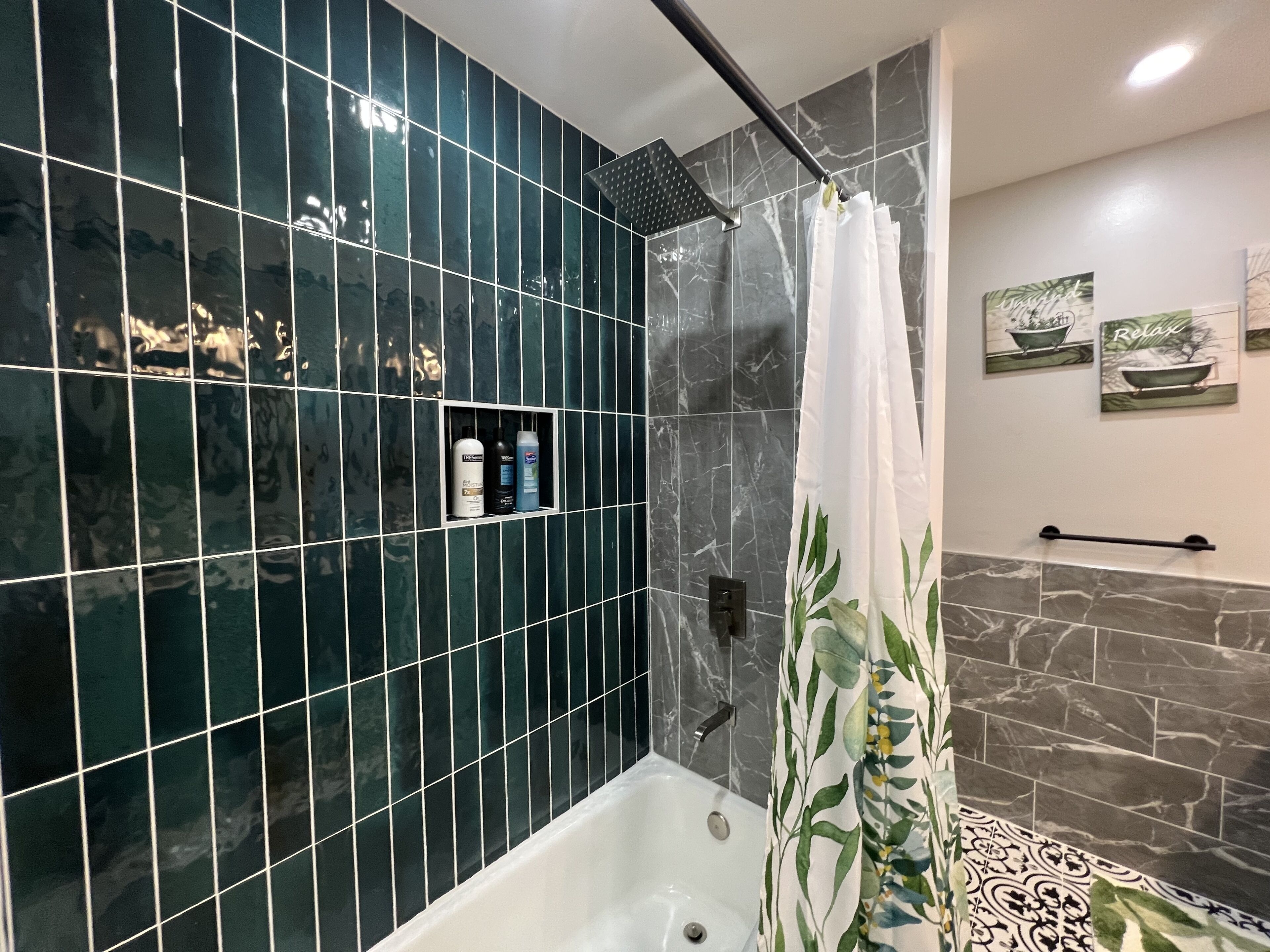 Bañera, secador de pelo, toallas, jabón