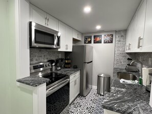 Een koelkast, een magnetron, een oven, een kookplaat