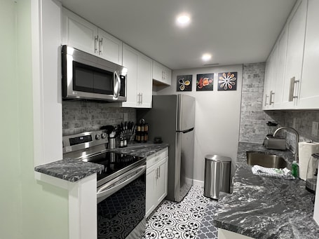 Fridge, microwave, oven, stovetop. Tranquility in Paradise- 2bdr pet-friendly villa w/parking