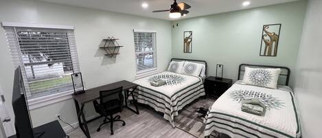 2 habitaciones, escritorio, tabla de planchar con plancha y wifi gratis