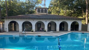 Uma piscina com marcações claras da profundidade da água: 8, 7 e 4 e meio pés.
