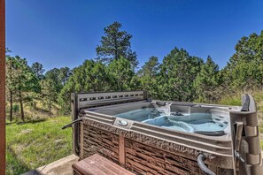 Outdoor spa tub - Scenic Ruidoso Home w/ Large Deck + Hot Tub! (Ruidoso)