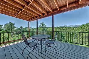 Outdoor dining - Scenic Ruidoso Home w/ Large Deck + Hot Tub! (Ruidoso)