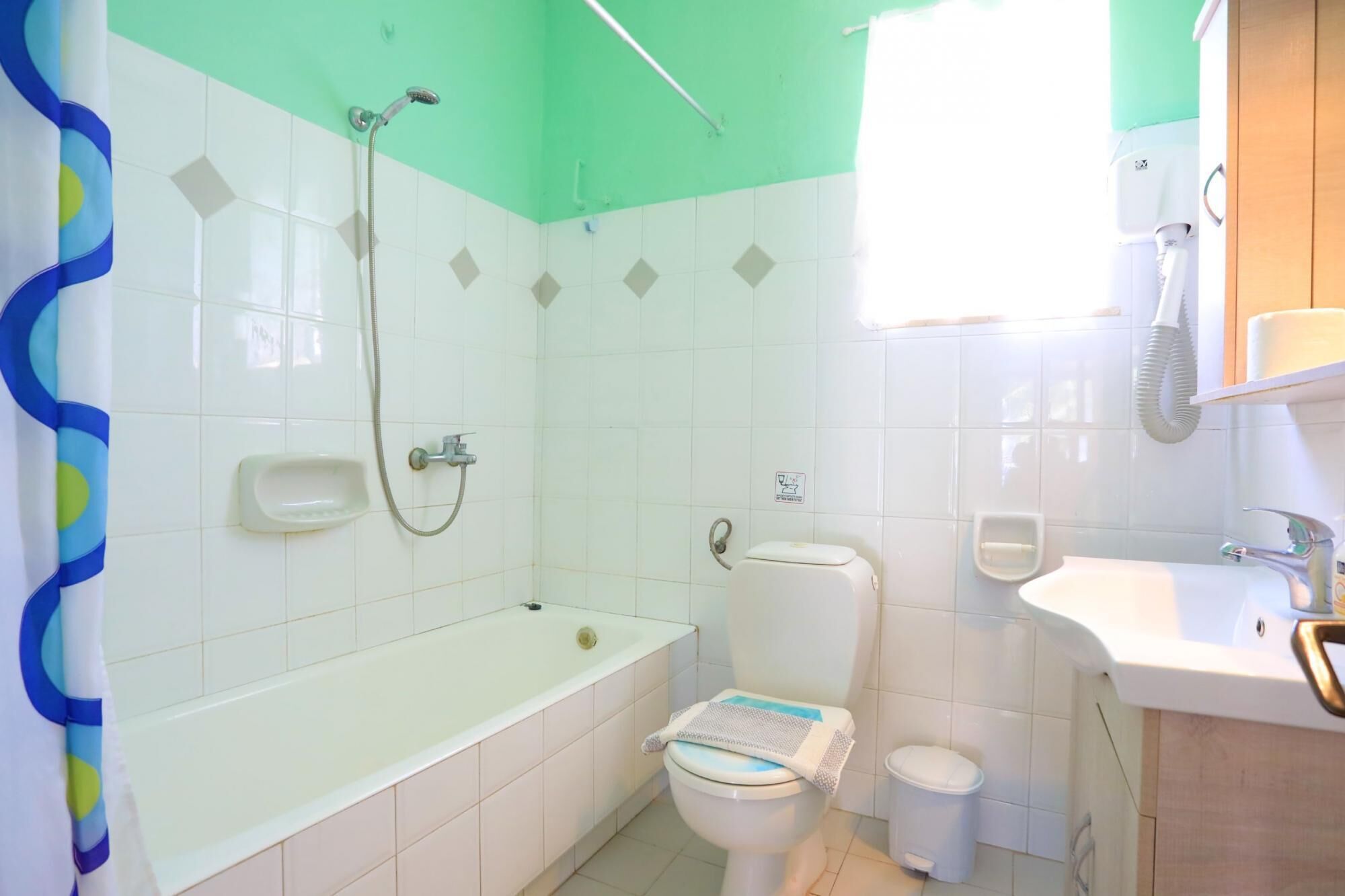 Une salle de bain avec une baignoire, des toilettes et un lavabo.
