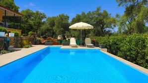 A rectangular swimming pool with two lounge chairs and a white umbrella. - Villa Valentina in Corfu (Corfu)