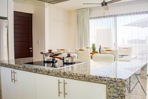 Kühlschrank, Mikrowelle, Herdplatte, Wasserkocher mit Kaffee-/Teezubehör