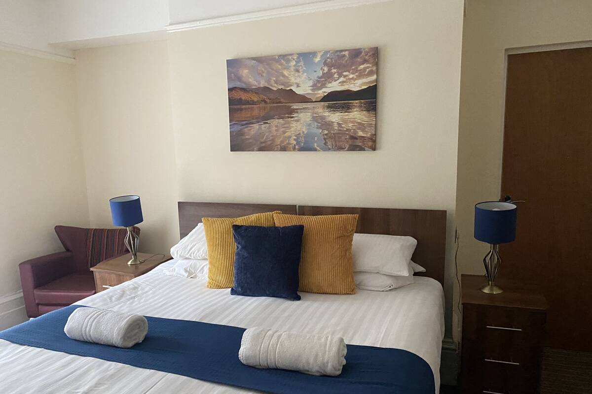 Deluxe Double or Twin Room, 1 Bedroom | Desk, laptop workspace, blackout drapes, iron/ironing board