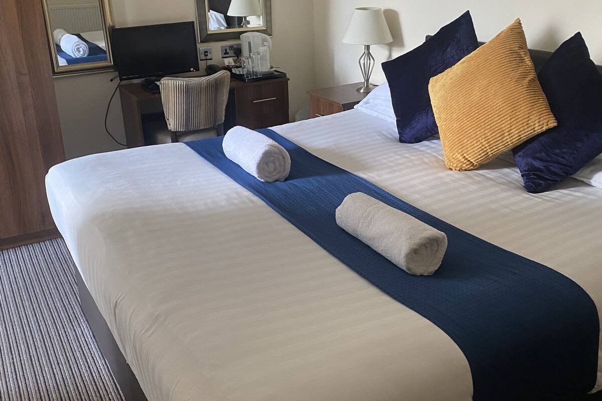 Classic Double Room | Desk, laptop workspace, blackout drapes, iron/ironing board