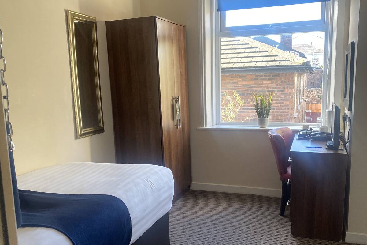 Classic Single Room | Desk, laptop workspace, blackout drapes, iron/ironing board