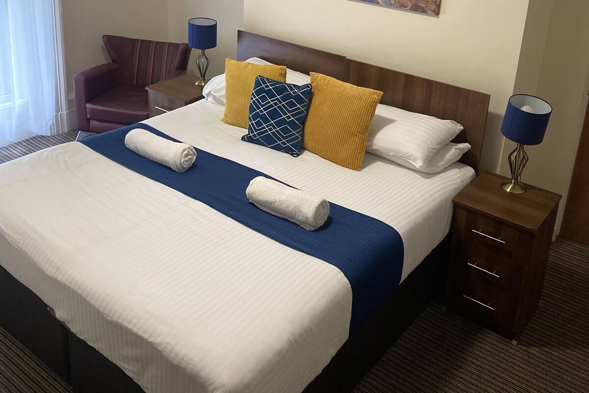Deluxe Double Room | Desk, laptop workspace, blackout drapes, iron/ironing board