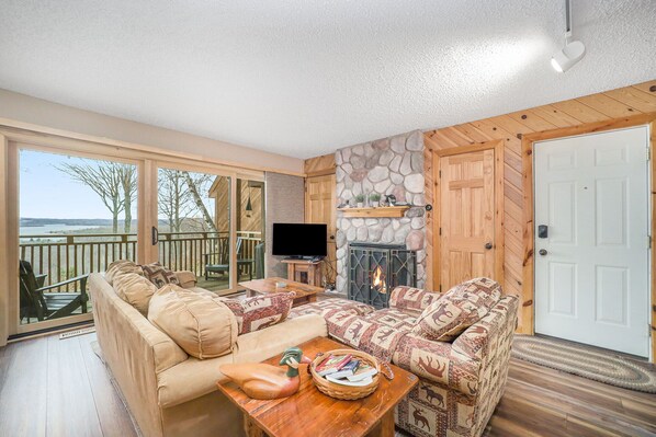 TV, fireplace