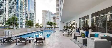 حمّام سباحة خارجي، حمّام سباحة مُدفَّأ