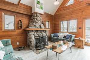 Smart TV, fireplace, books, offices