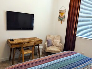 1 chambre, coffre-fort, bureau, fer et planche à repasser