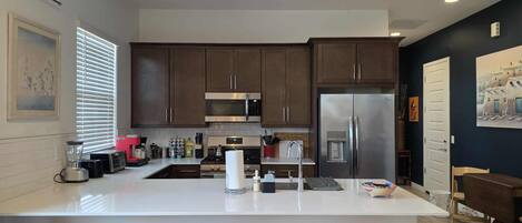 Kjøleskap, mikrobølgeovn, ovn og kokeplater