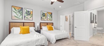 Modern Tropical 5 BR/8 BEDS Home in Heart of Dallas