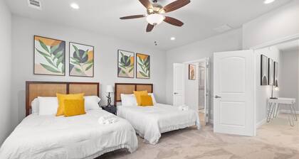 Modern Tropical 5 BR/8 BEDS Home in Heart of Dallas