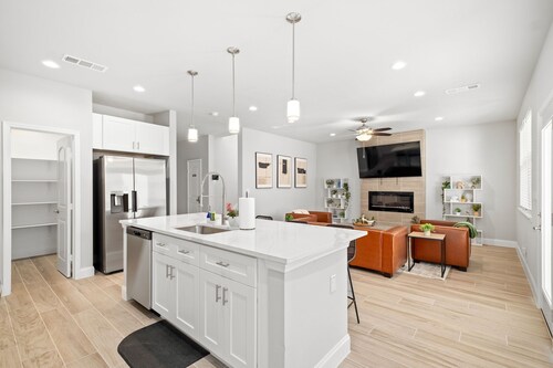 Modern Tropical 5 BR/8 BEDS Home in Heart of Dallas