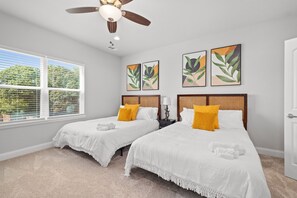 5 bedrooms, desk, free WiFi, bed sheets - Modern Tropical 5 BR/8 BEDS Home in Heart of Dallas (Dallas)