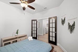 5 bedrooms, desk, free WiFi, bed sheets - Modern Tropical 5 BR/8 BEDS Home in Heart of Dallas (Dallas)