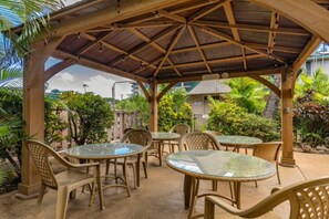 Outdoor dining - Relaxing and Peaceful Condo, walk to beach! KTP302 (Kihei)