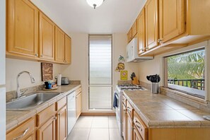 Fridge, microwave, oven, stovetop - Relaxing and Peaceful Condo, walk to beach! KTP302 (Kihei)