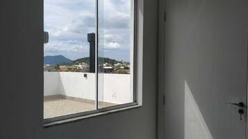 3 quartos, escrivaninha, ferros/tábuas de passar roupa