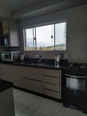 Geladeira, micro-ondas, fogão, cooktop