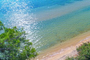 A beach with clear water and a sandy shore. - Kalma Villa Ena in Moudania (Nea Propontida)