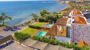 A coastal property with a swimming pool, a tennis court, and a view of the sea. - Kalma Villa Ena in Moudania (Nea Propontida)