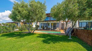 A modern house with a swimming pool, surrounded by lush greenery and trees. - Kalma Villa Ena in Moudania (Nea Propontida)
