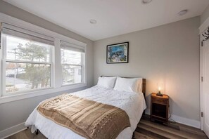 6 bedrooms, desk, iron/ironing board, free WiFi
