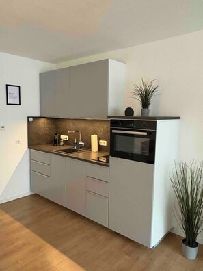 ثلاجة، فرن، موقد طهي مسطح، غسالة أطباق